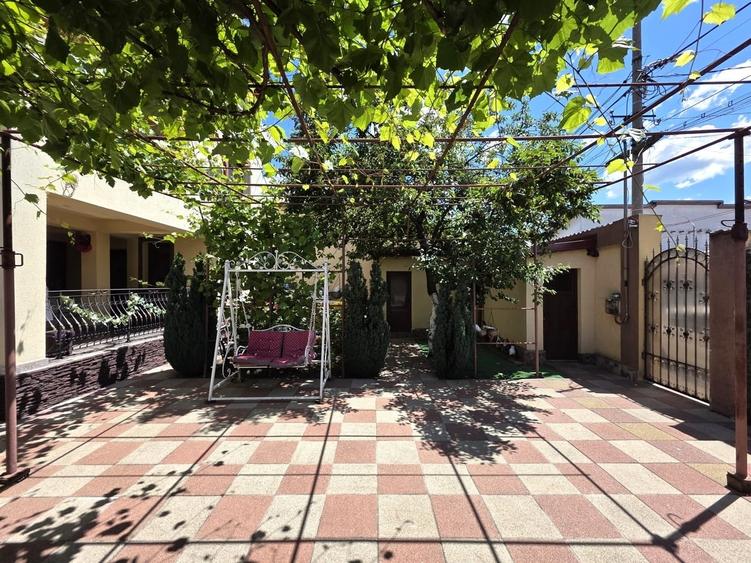 Casă cu 6 camere cu Teren 235 Mp în Rahova