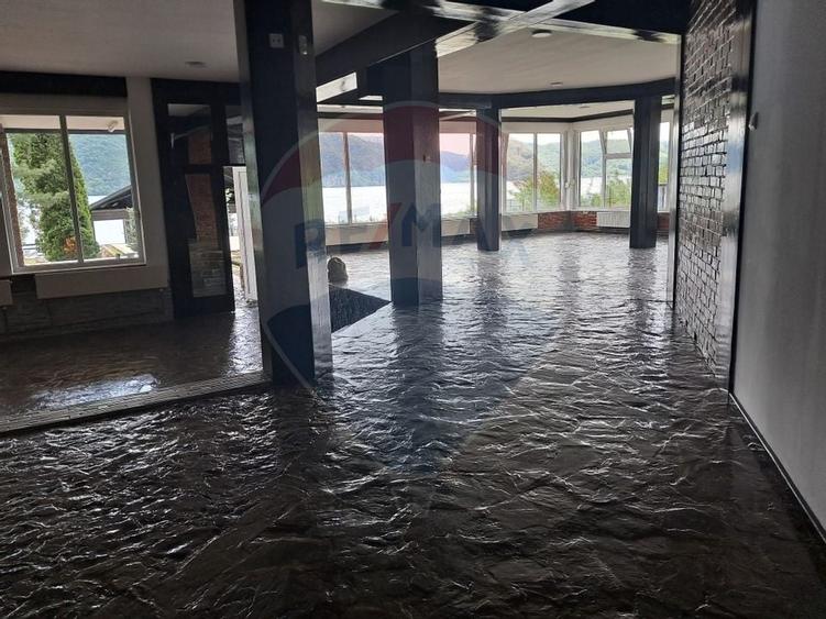 Pensiune Eselnita / 16 camere / Teren - 1448 mp / Ponton - 5