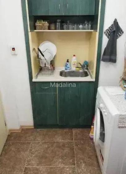 Apartament o camera de vanzare zona Tractorul