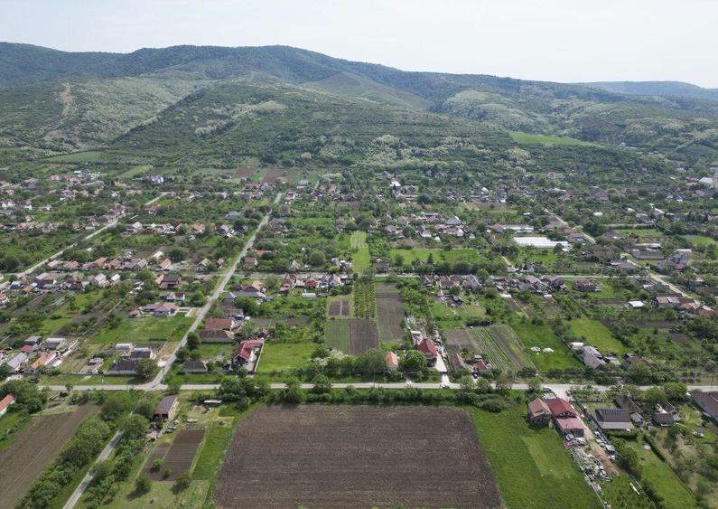 Teren Intravilan de 3,090 mp in Cuvin - 2