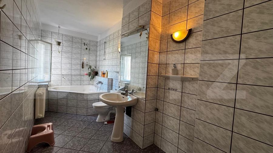 Casă individuală cu 8 camere cu Canalizare în Central