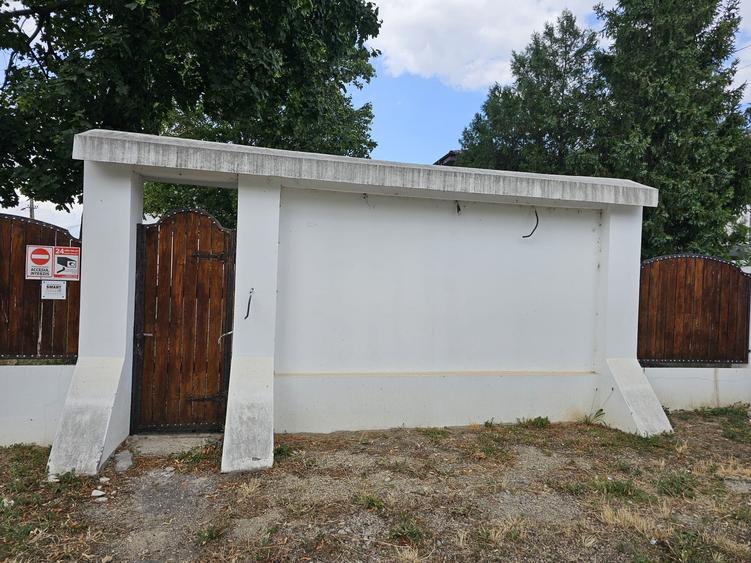 Judetul Prahova, in Poienarii Burchii, conac neoromanesc si teren 2.800 mp - 2