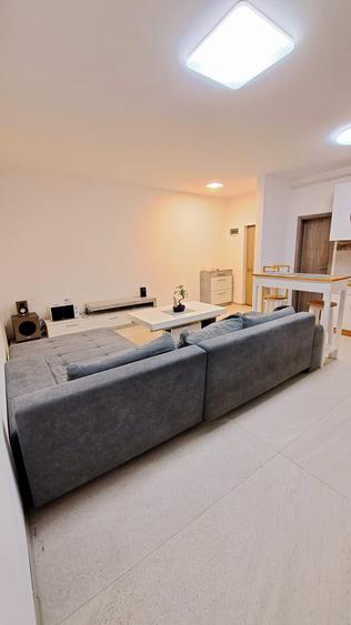 Apartament cu 3 camere semidecomandat în Dumbrăvița