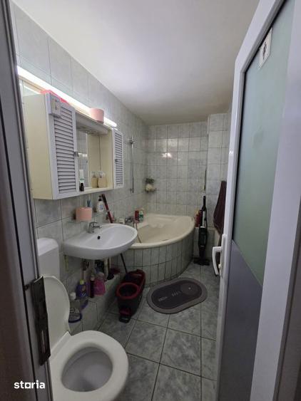 Apartament cu 4 camere decomandat, mobilat în Berceni