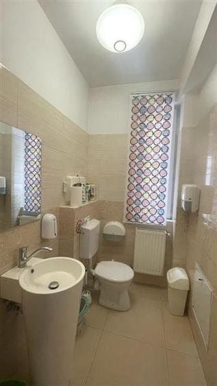 Casă cu 11 camere cu Teren 180 Mp în Central