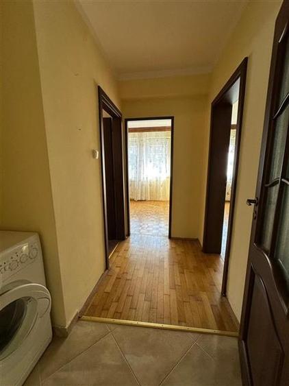 Apartament cu 3 camere semidecomandat în Aeroport
