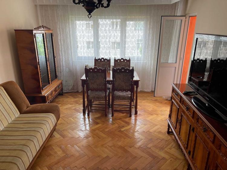 Apartament cu 3 camere decomandat în Exterior Vest