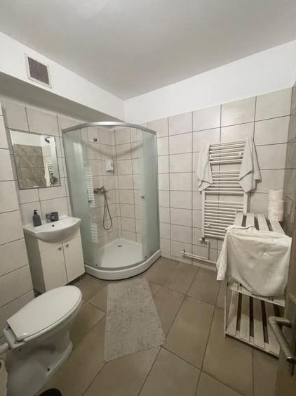 Casă individuală cu 6 camere cu Canalizare în Central