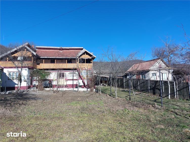 Casă cu 5 camere cu Teren 1200 Mp în Central