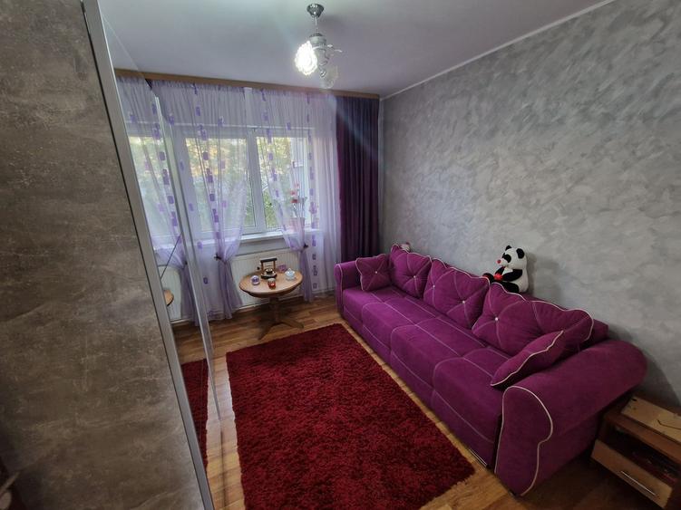 Apartament cu 3 camere semidecomandat în Policlinica
