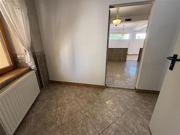 Spațiu comercial, de 600 mp, în Gherăiești