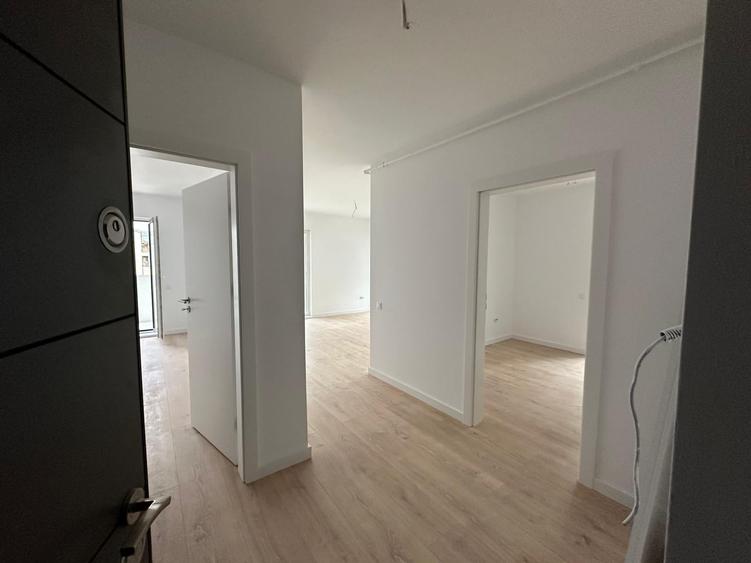 Apartament cu 3 camere semidecomandat în Florești