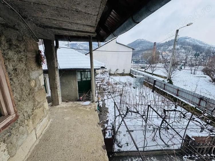 Casa cu teren 630 mp in Gura Vaii Construc?ie solida La 600 m de E70 - 7