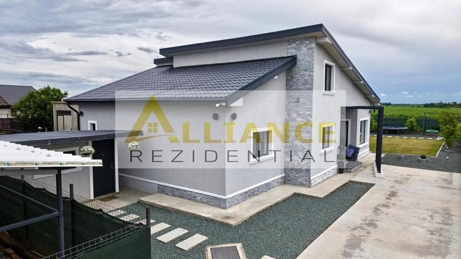 Casă individuală cu 4 camere decomandat cu Canalizare în Sud