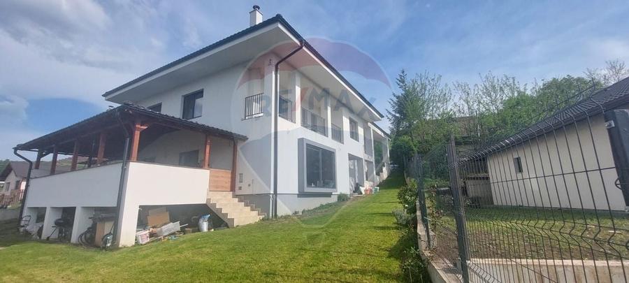 Casă individuală cu 4 dormitoare de vânzare str Planoarelor Dezmir - 2