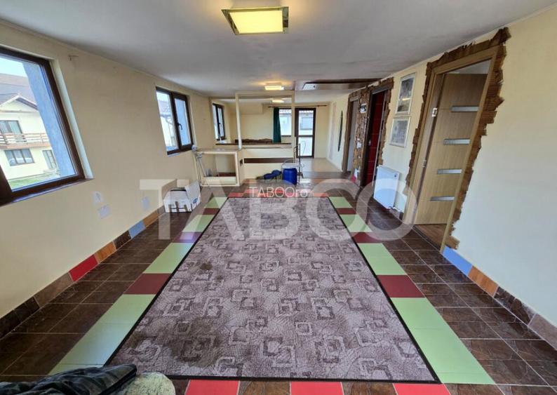 Casa de vanzare cu 6 camere 2 parcari curte libera 200 mp in