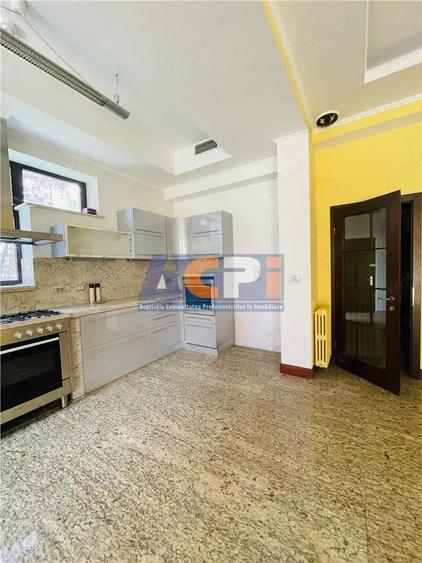 VANZARE CASA VILA 6 CAMERE 652 mp TEREN ZONA SISESTI SECTOR 1 - 7