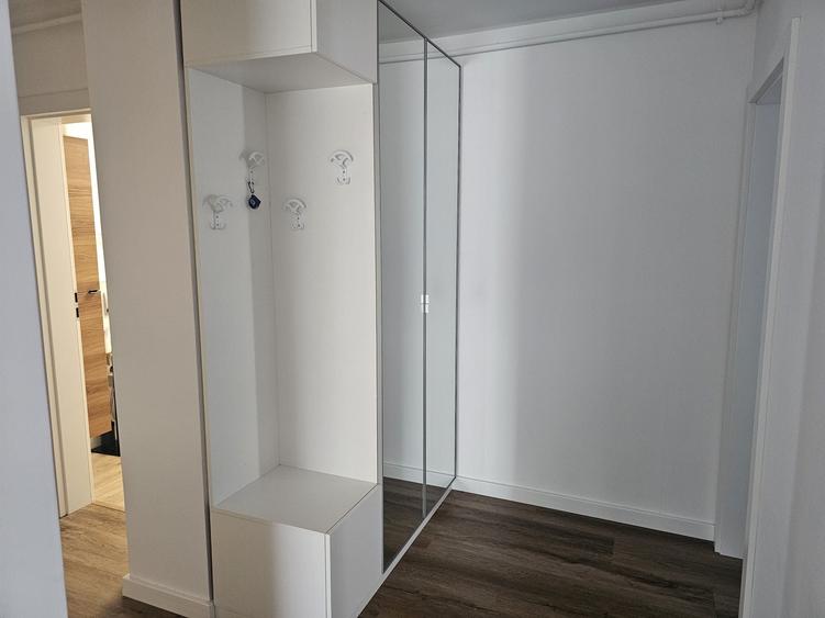 Apartament cu 3 camere semidecomandat în Florești