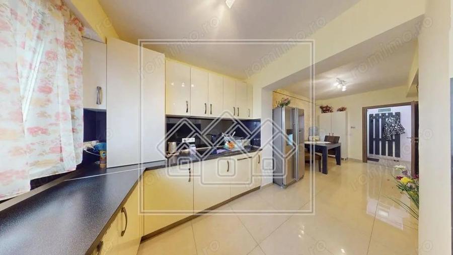 Ap.cu 3 camere, 2 bai si balcon, etaj intermediar, mobilat si utilat - 2