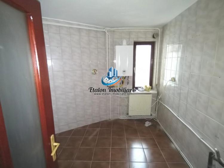 Apartament 3 camere etaj 4, cu pod, zona centrala Piatra Neamt - 4