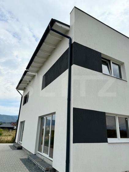 Duplex cu 3 camere cu Canalizare în Cristian