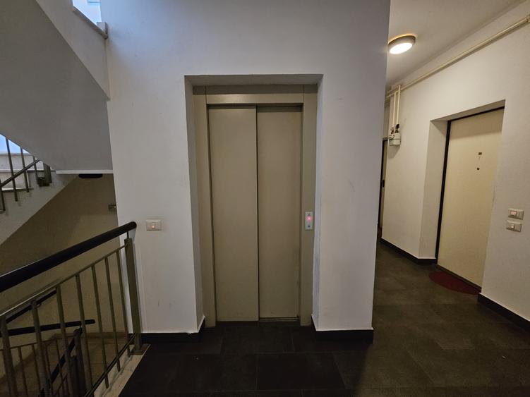 Ap. deosebit 2 cam, et. 3, semidec, cu parcare, Bogdăneștilor, colț cu Mendeleev - 13