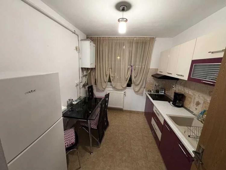 Apartament cu 3 camere decomandat în Florești