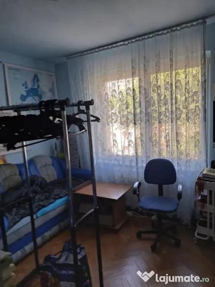 Apartament cu 3 camere decomandat în Rovine