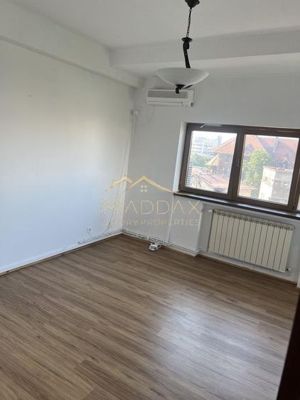 Apartament cu 4 camere decomandat în P-ța Romană