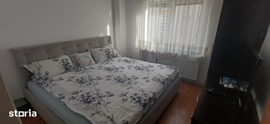 Apartament cu 3 camere semidecomandat în Central