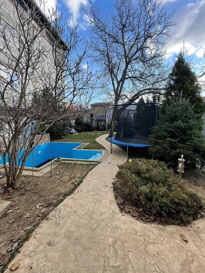 Casă cu 4 camere în Cantacuzino