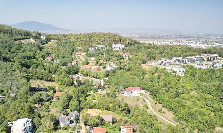 Teren de 2300 mp, în Schei