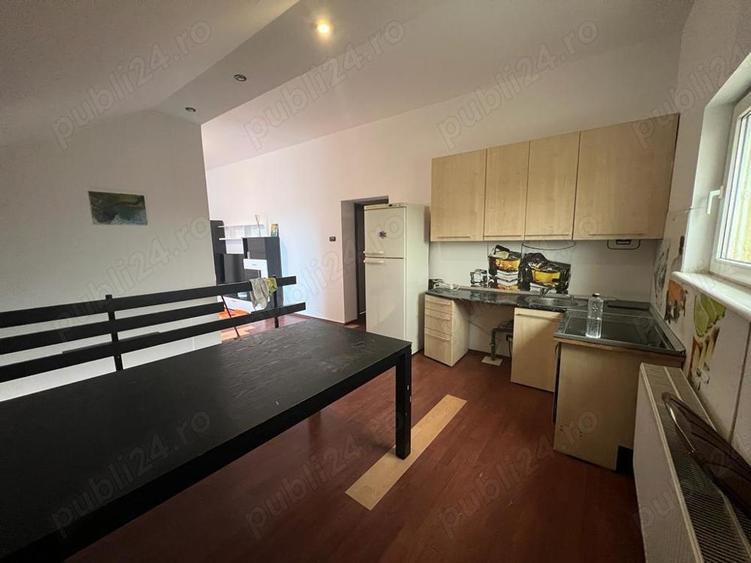 Casă cu 6 camere cu Teren 200 Mp în Intim
