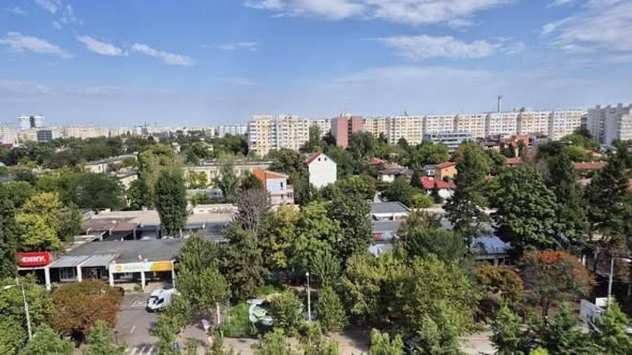 Apartament cu 3 camere semidecomandat în Baba Novac