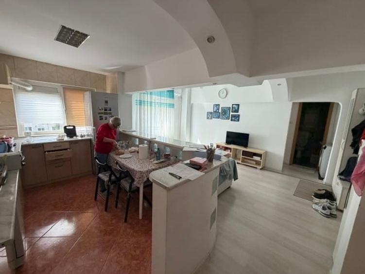 Apartament cu 4 camere semidecomandat în Tineretului
