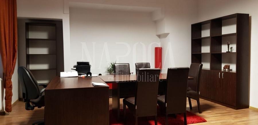 Apartament cu 6 camere semidecomandat în Central