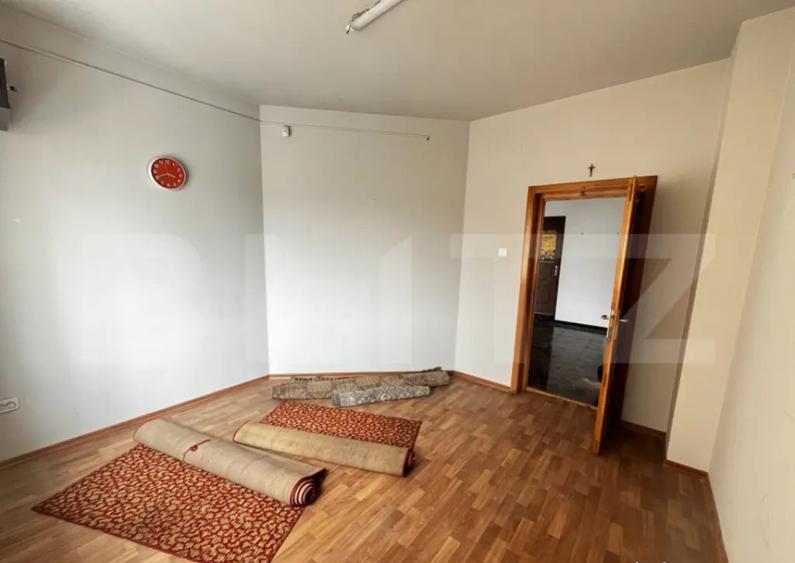 Casa de vanzare in Lazuri, ideala si pentru investitii - 4