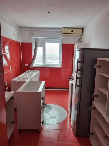 Malu Rosu ,se vine apartament cu trei camere ,pret  83000 euro. - 1