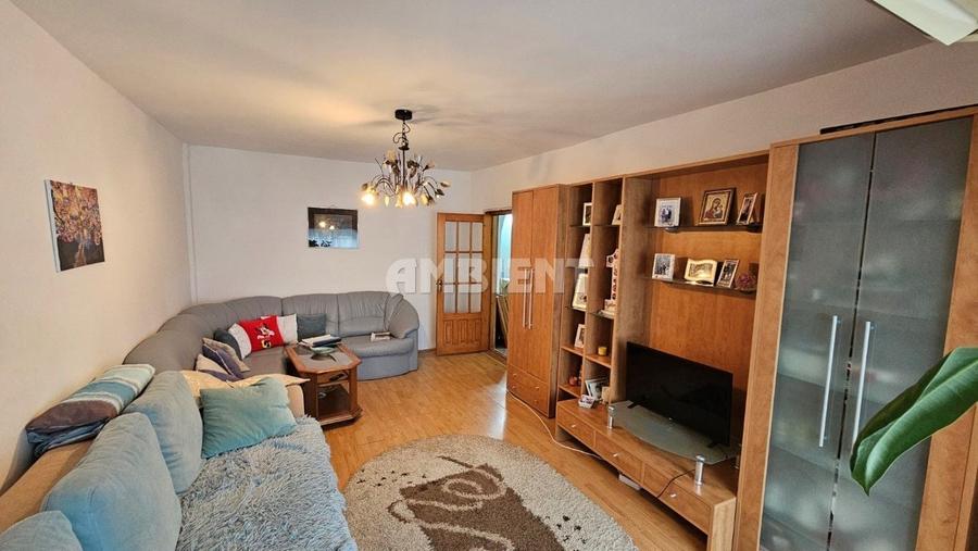 Apartament 3 camere, parțial mobilat, zona CENTRU; - 2