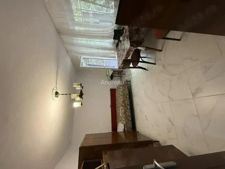 Apartament 3 camere decomandat + boxa+ garaj+ gradina centrala proprie Zona Centrala