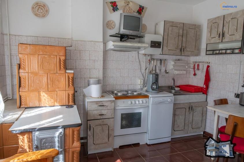 Casa cu etaj in Agas, eleganta clasica si mobila sculptata manual in lemn masiv - 6