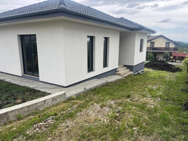 Casă individuală cu 3 camere cu Canalizare în Câmpenești