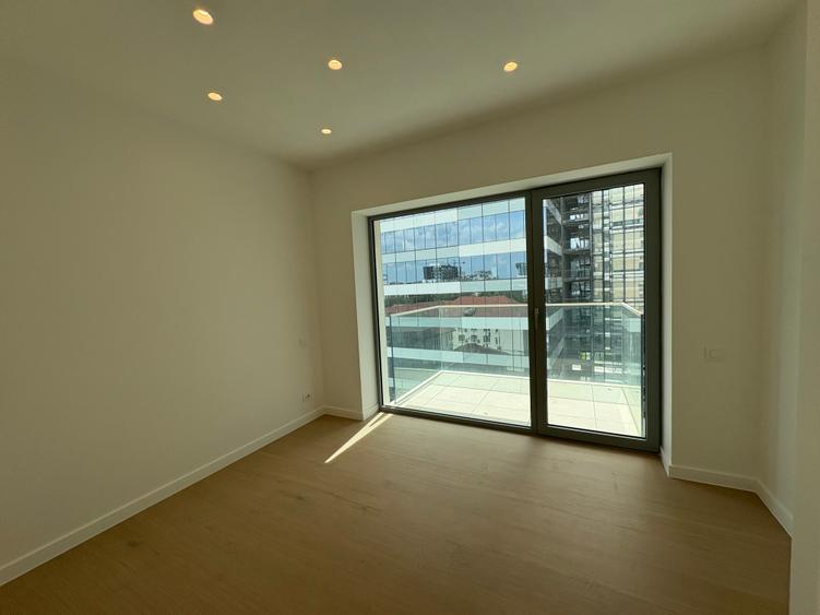 Apartament cu 3 camere semidecomandat în Barbu Văcărescu