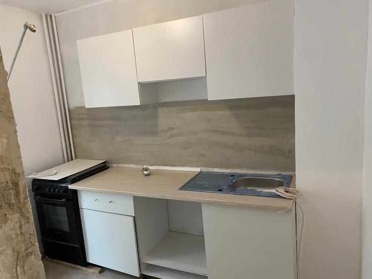 Garsoniera de vinzare Decebal -Muncii et 1,cu balcon in bloc 4 et - 2