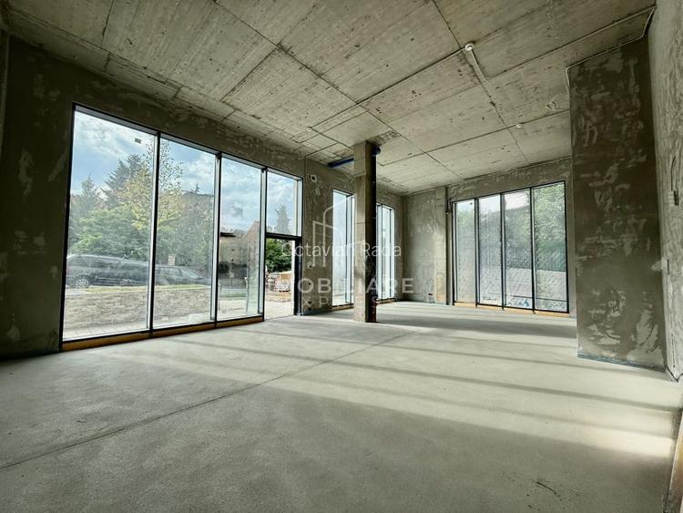 Spatiu comercial modern, cu vitrina si terasa Spatiu comercial modern, cu vitrina si terasa
