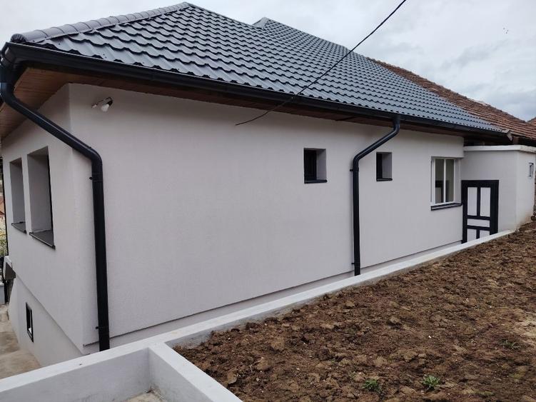 Casă individuală cu 5 camere cu Canalizare în Sud-Est