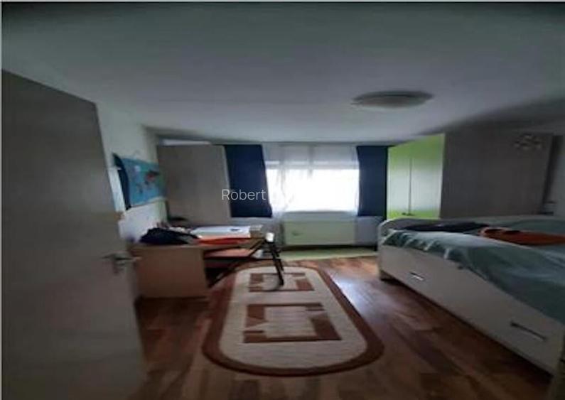 Apartament cu 4 camere, decomandat - zona Astra.