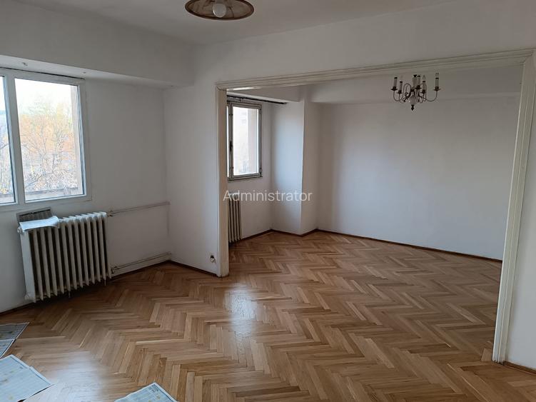 Apartament cu 4 camere decomandat în Drumul Taberei