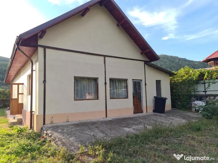 Casă cu 4 camere în Gureni