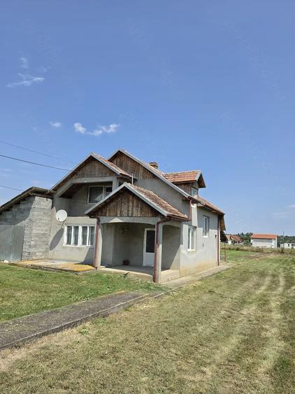 Casă cu Teren 1500 Mp în Jidvei